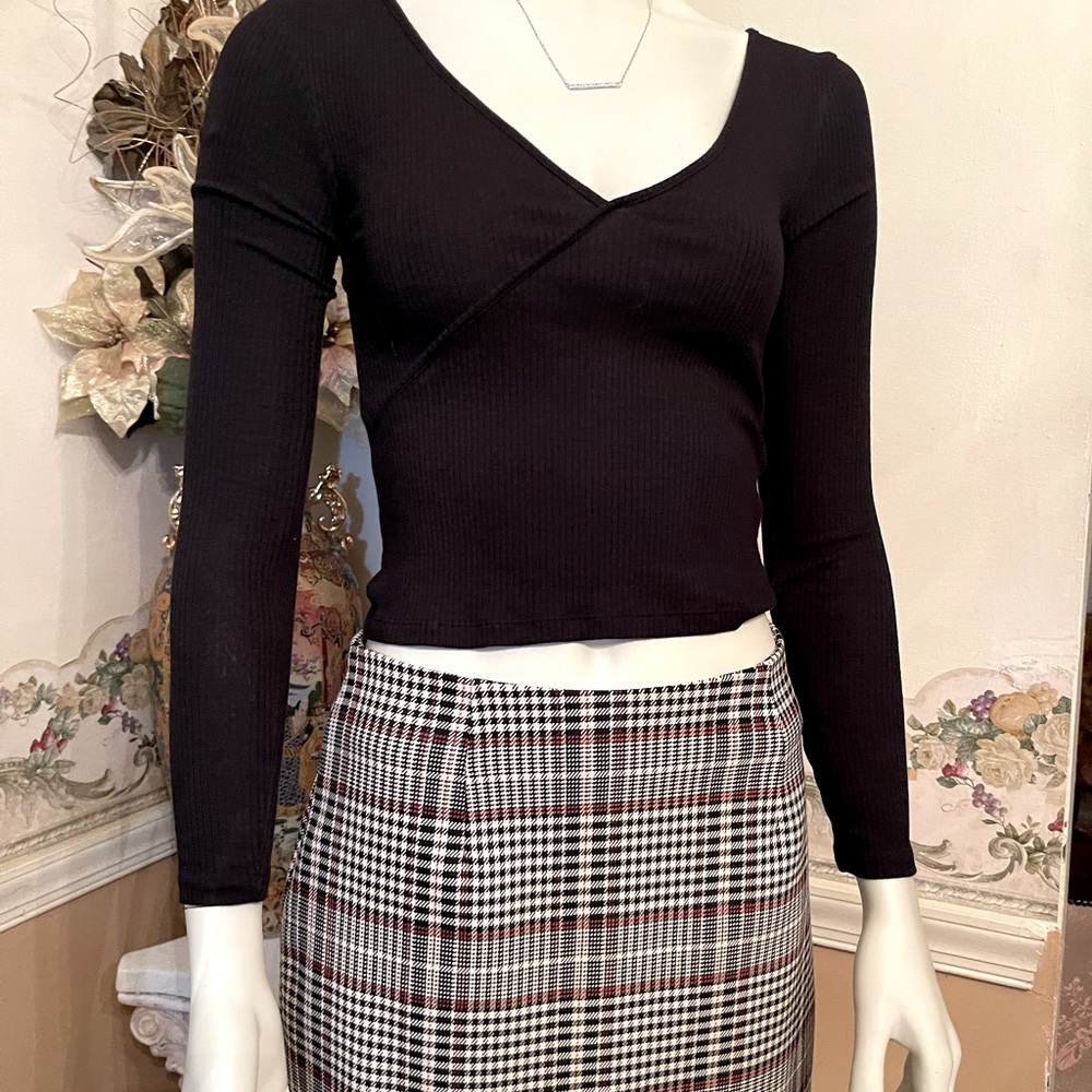 Black Ribbed V Neck Long Sleeve Top.